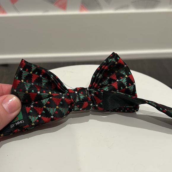 Christmas Tree Bow tie 🎄 - Picture 2 of 3